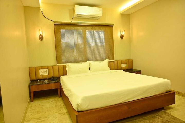 Room 6 of 9