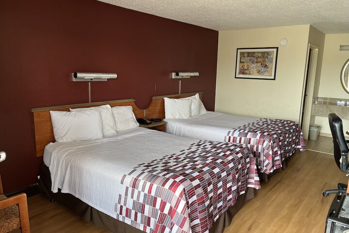 Deluxe Queen Bed (1 of 2)