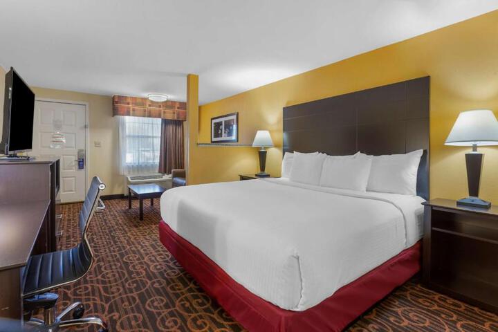 1 King Bed Microwave and Refrigerator WiFi Full Breakfast (7 of 7)