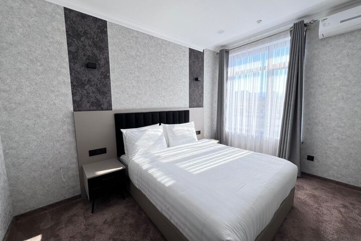 Room 6 of 9