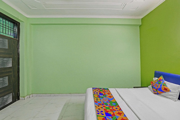 Room 11 of 18