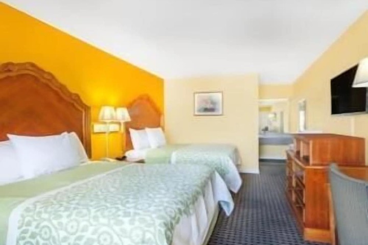 2 Double Beds (3 of 8)