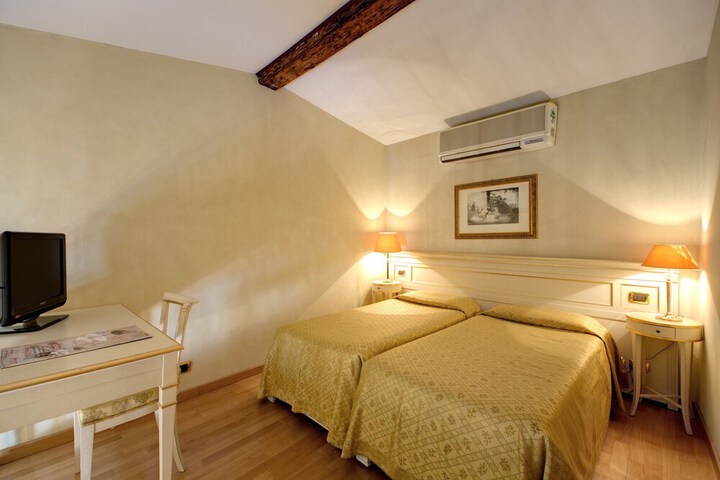 Room 11 of 40
