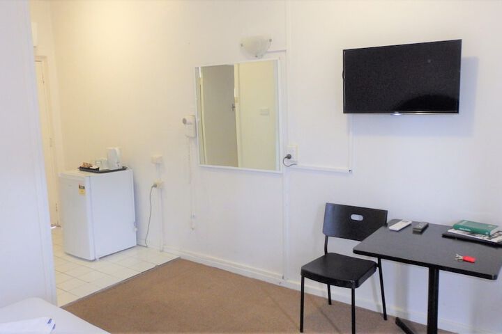 Room 4 of 9