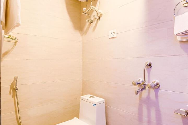 Room 4 of 9