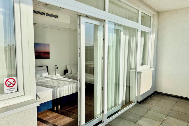 Room 5 of 118
