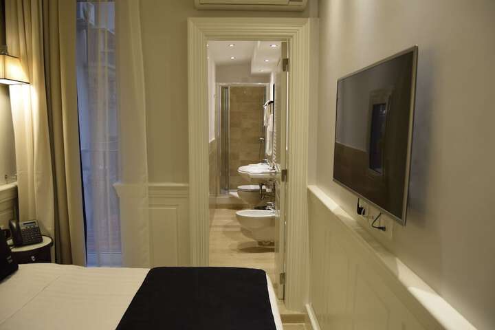 Room 14 of 30