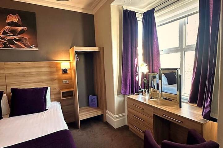 Room 102 of 193