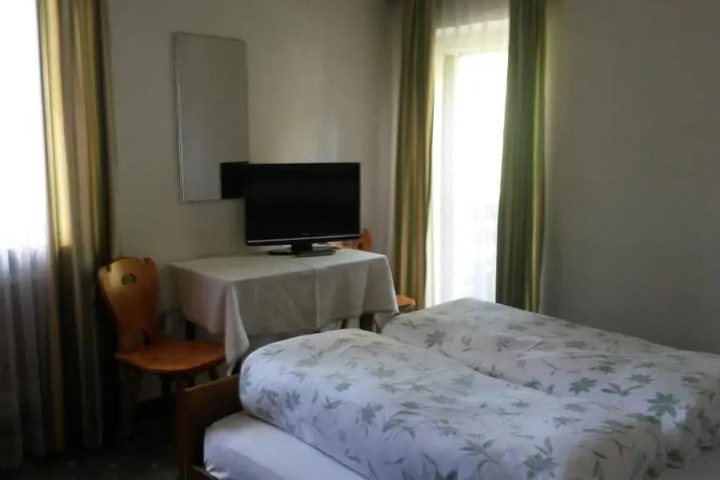 Room 5 of 9