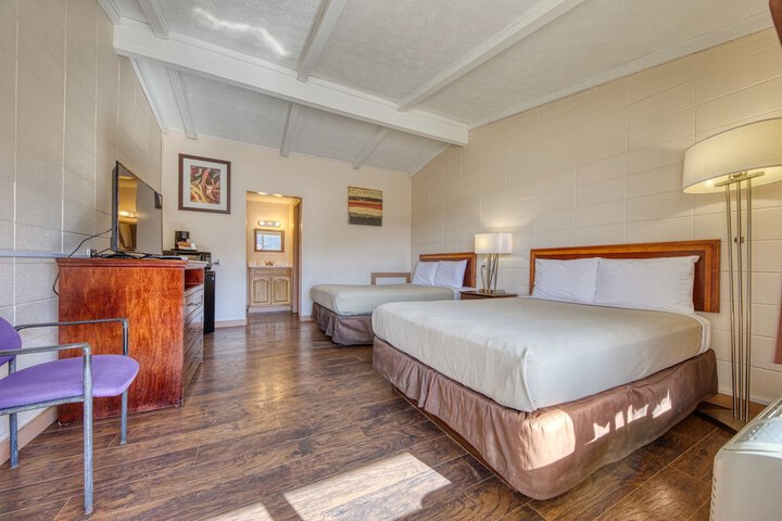 2 Queen Beds (2 of 5)