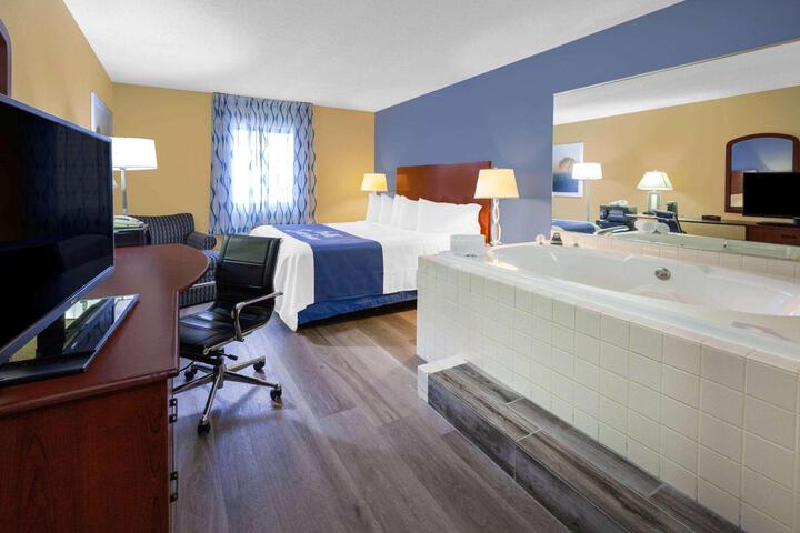 Deluxe Queen Bed (2 of 6)