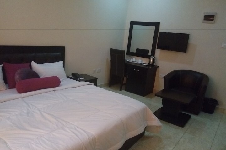 Room 13 of 35