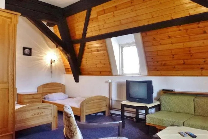 Room 2 of 10