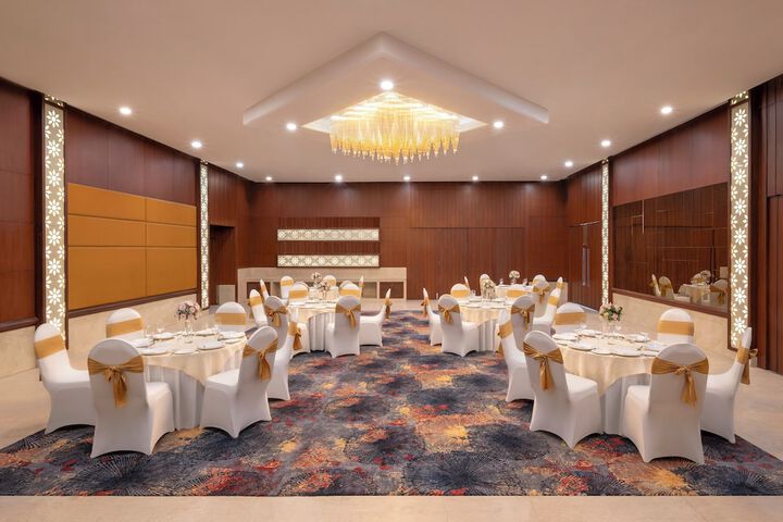 Ballroom/Hall 25 of 27