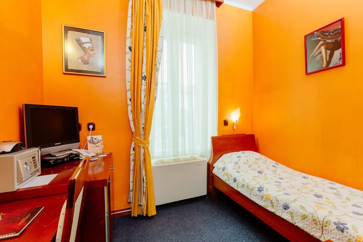 Room 2 of 16