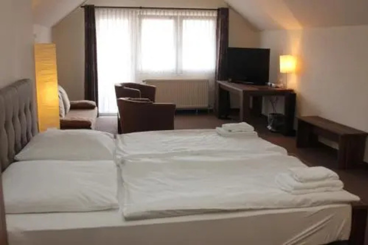 Room 4 of 15