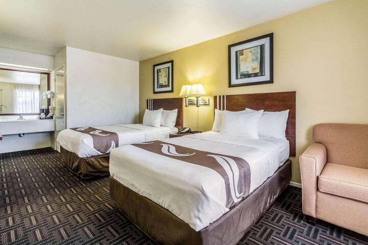 2 Double Beds (9 of 11)