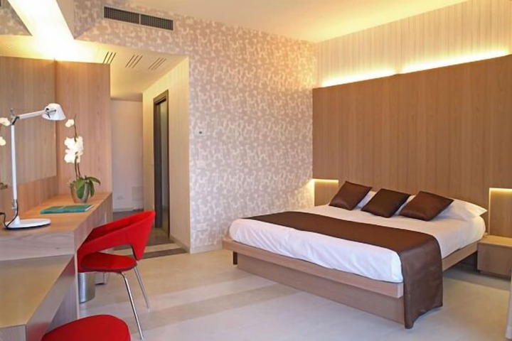 Room 9 of 42