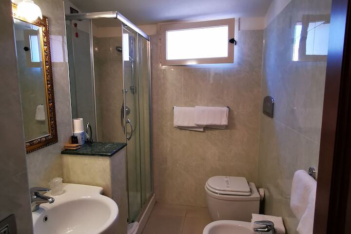 Room 16 of 35