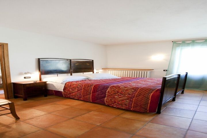 Room 12 of 32