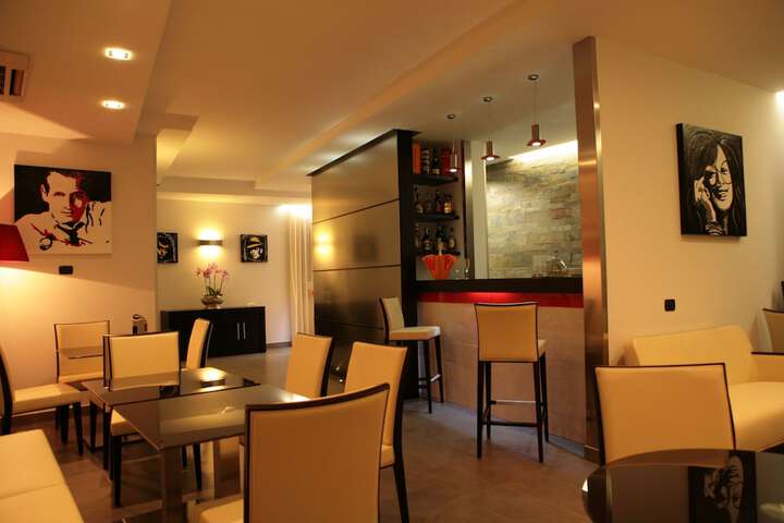 Lounge 33 of 65