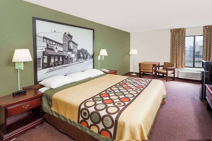1 King Bed (3 of 4)