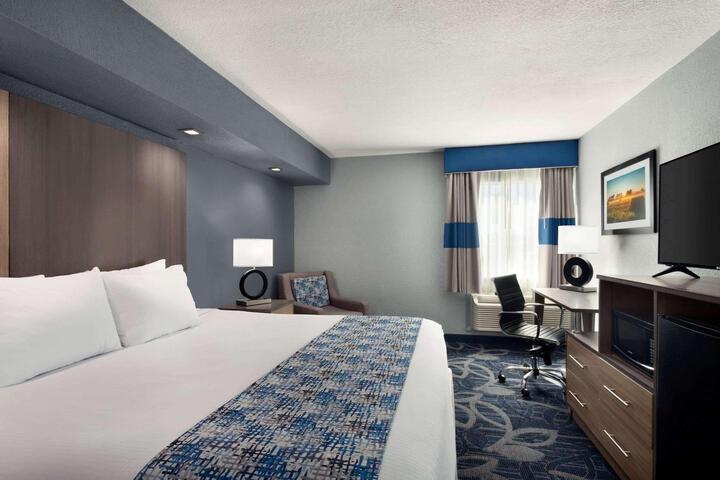 1 King Bed (2 of 9)
