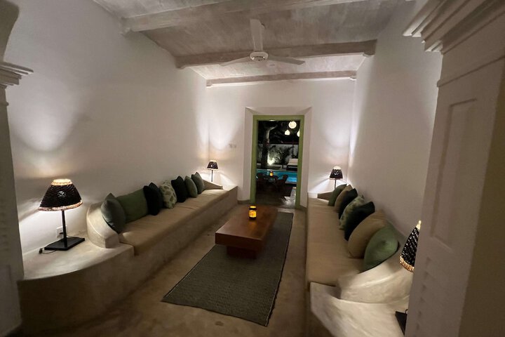Lounge 67 of 79