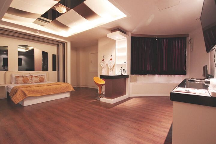 Room 13 of 25
