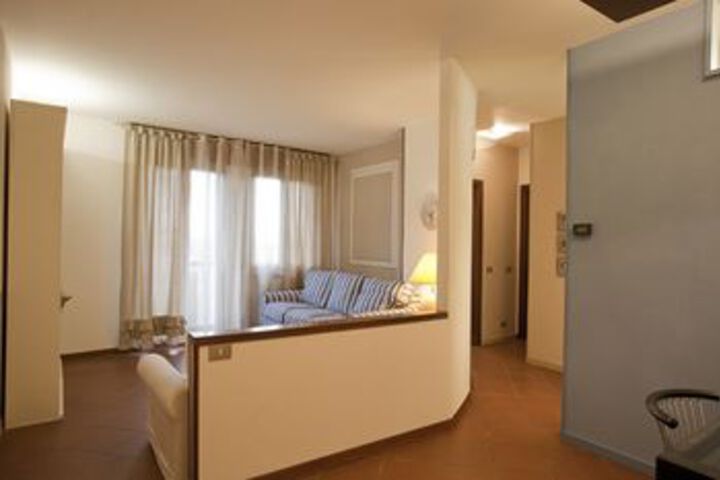 Room 9 of 12