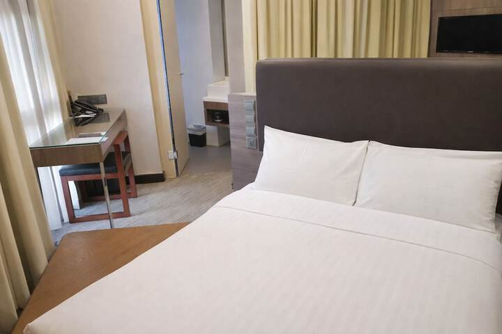 Room 7 of 104