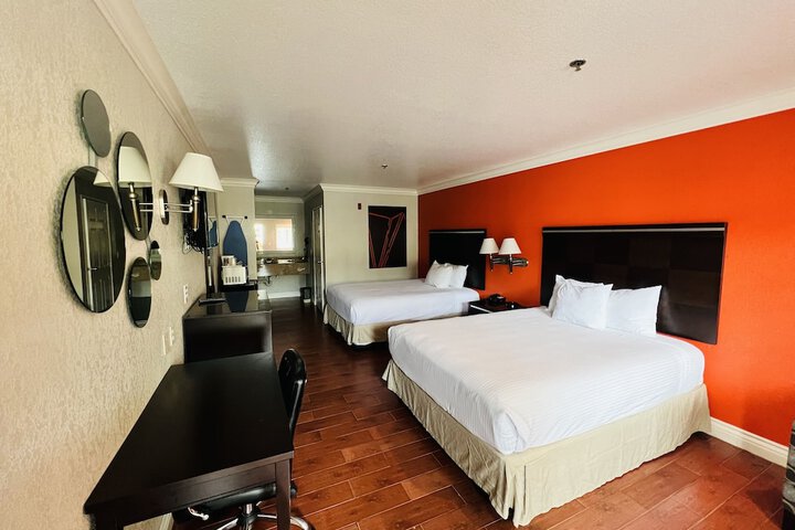 Signature 2 Queen Beds (6 of 8)