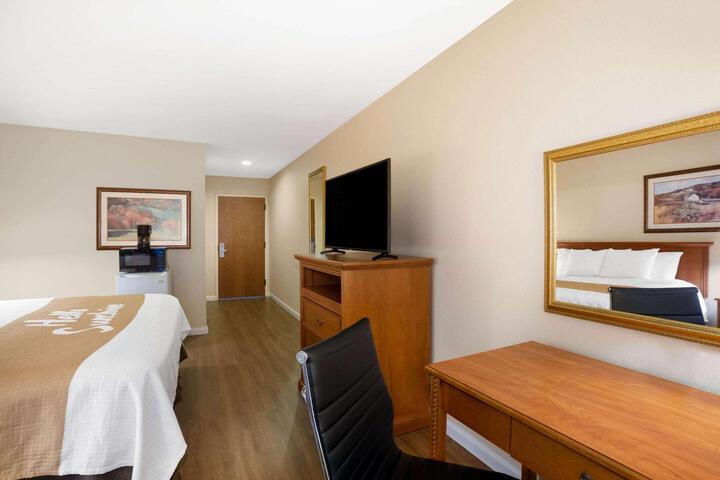 1 King Bed (2 of 10)