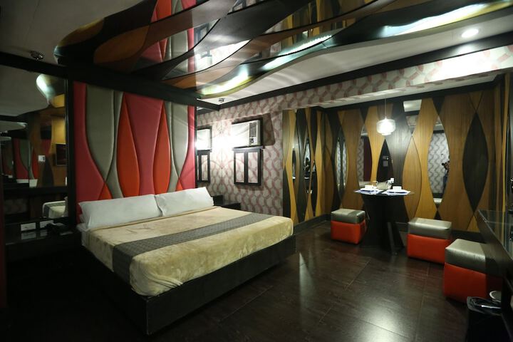 Room 2 of 5