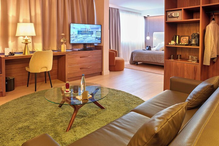 Room 2 of 40