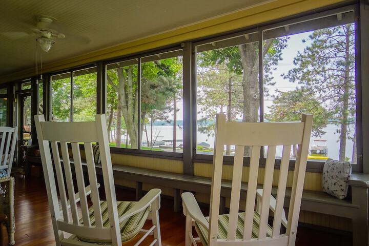 Lake Ripley Lodge w Lake Front Rooms Grand Porch, Kayaks & Paddleboard