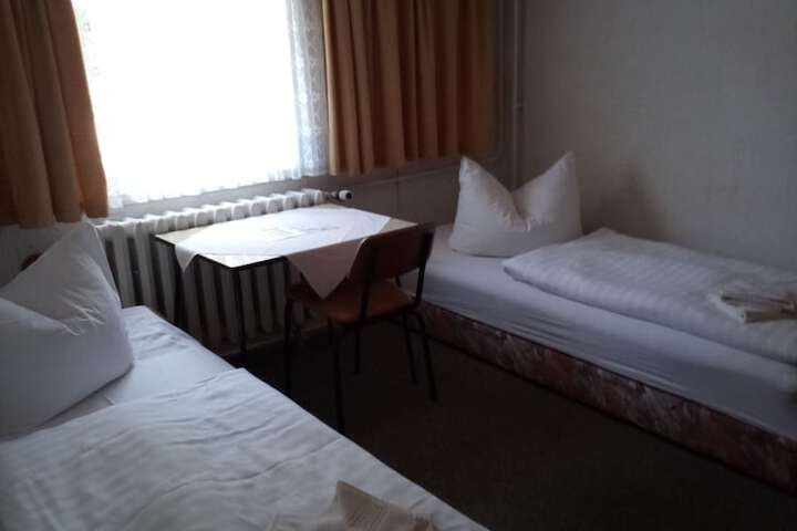 Room 8 of 12