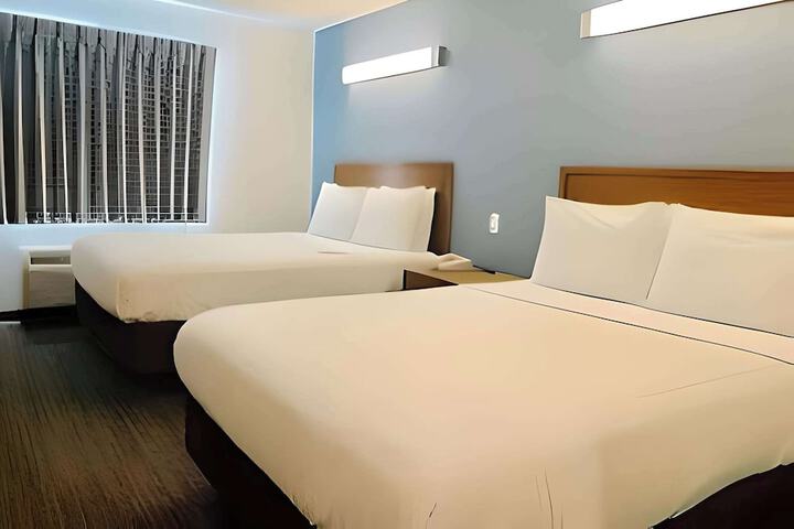 1 Queen Bed (5 of 9)