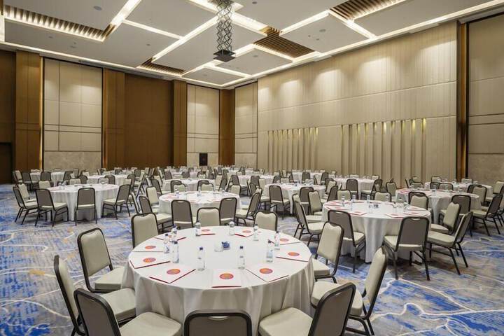 Ballroom/Hall 629 of 888