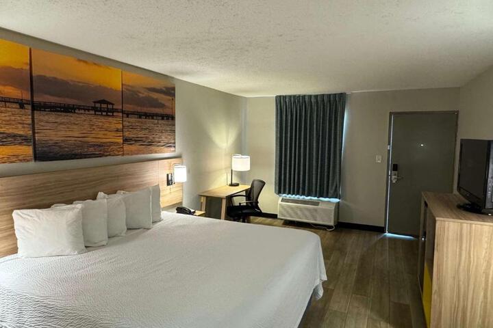 1 King Bed (2 of 10)