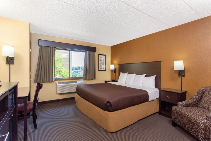 1 Queen Bed (12 of 14)