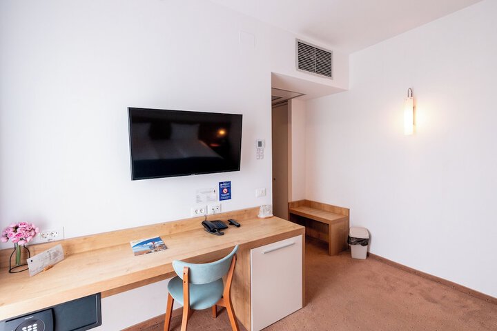 Room 32 of 74