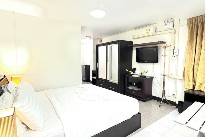 Room 13 of 28