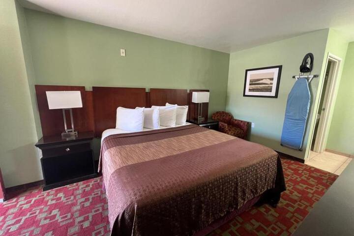 Deluxe King Bed (4 of 10)