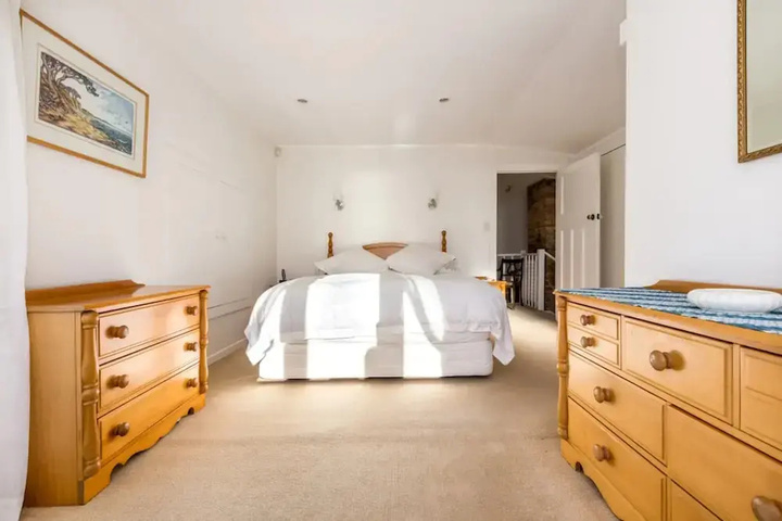 Room 4 of 18