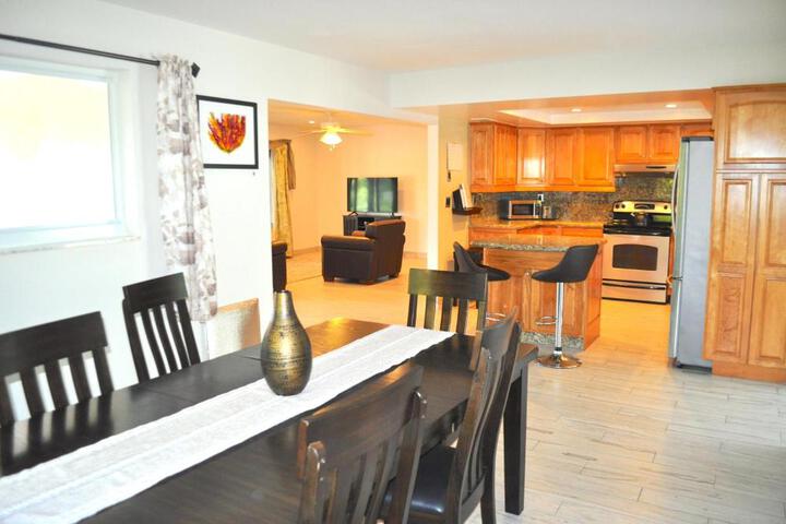 Bike to the beach walk to restaurants, heated pool, secluded in Fort Lauderdale, FL