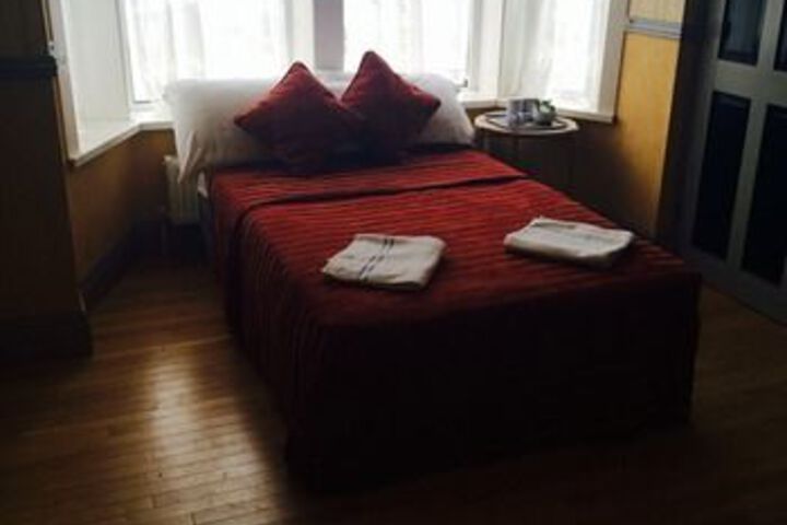 Room 9 of 12