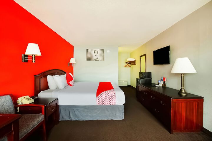 1 King Bed (3 of 12)