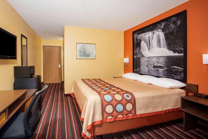 1 King Bed Deluxe Room (2 of 8)