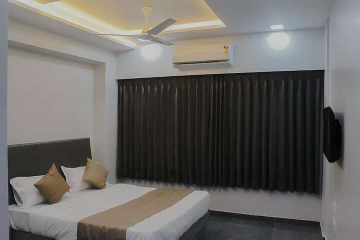 Room 6 of 13